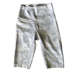 Lululemon Womens 2 Wunder Under 10” Short Alpine White Camo